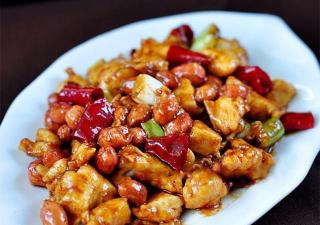 川菜经典宫保鸡丁的制作方法：麻辣鲜香，下饭佳品