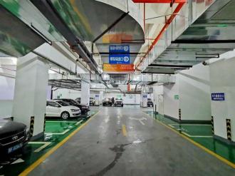 北京南站停车收费标准：地下停车场260元封顶，北广场停车场152元全天