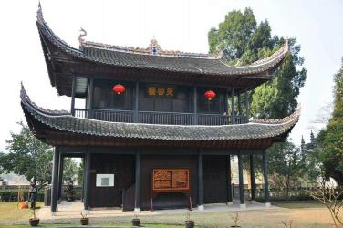 芙蓉楼位于江苏镇江和湖南洪江，因王昌龄诗篇而闻名