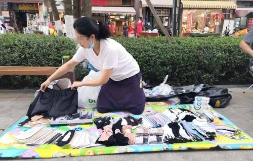 开小轿车摆地摊，月赚3万不是梦！——地摊经济的全新机遇