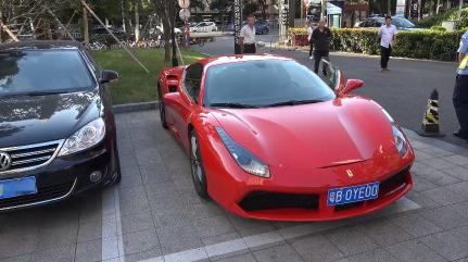 法拉利跑车撞上电线杆：事故现场曝光，司机急呼别报警