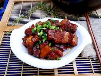 腐乳红烧肉：烹饪五花肉的秘诀与味觉盛宴