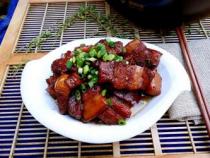 腐乳红烧肉：烹饪五花肉的秘诀与味觉盛宴