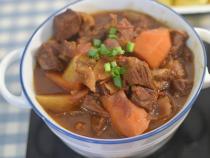 土豆炖牛腩：家常美味，营养丰富