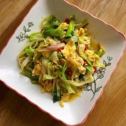 家常蒜苗炒鸡蛋：美味又健康的家常小炒