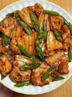 五花肉炒舞茸：家常美味，营养丰富