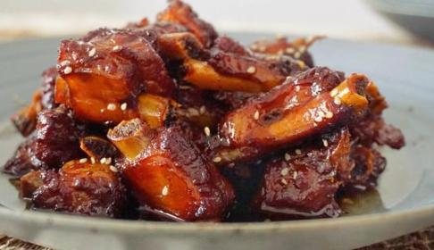 怎样制作美味的红烧糖醋排骨：家庭厨房的烹饪秘籍