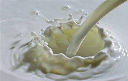牛奶敷脸：美白效果与潜在风险