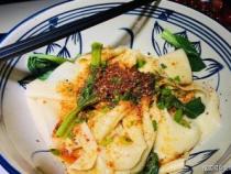 家常制作杨凌裤带面：面条宽厚，汤汁酸辣