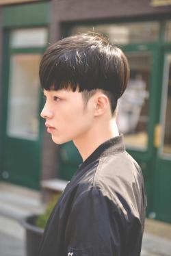 夏日潮流男头型：两边剃光，展现清爽魅力