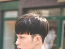 夏日潮流男头型：两边剃光，展现清爽魅力
