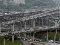 重庆波浪形公路：过山车般的驾驶体验