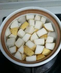 煮梨水的正确方法：简单步骤教你制作清甜润肺佳品
