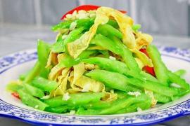 轻松掌握：苦瓜炒鸡蛋的美味炒法