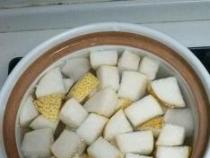 煮梨水的正确方法：简单步骤教你制作清甜润肺佳品