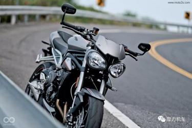 凯旋摩托车675：日本街头的女骑士与冷门摩托车的魅力