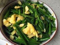 韭菜花炒鸡蛋：家常美味，轻松烹饪