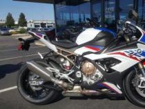 宝马1000RR：设计、配置与性能的巅峰之作