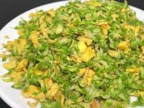 槐花炒鸡蛋的做法：清新美味，营养丰富