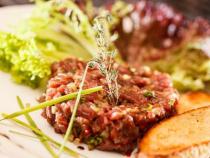 鞑靼牛肉沙拉：一道口感丰富的美味佳肴