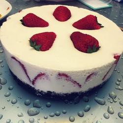 制作草莓慕斯蛋糕：甜美的口感与细致的工艺
