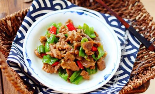 青椒炒牛肉：一道色香味俱佳的家常菜