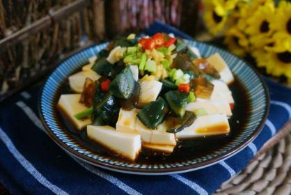 皮蛋豆腐凉拌的做法：简单美味的小吃