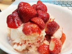 草莓牛奶冰：美味可口的夏日甜品制作方法