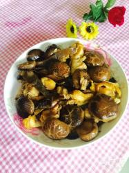 冬菇焖鸡：家常烹饪，美味可口