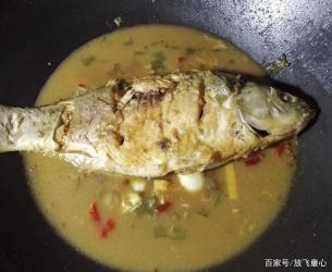 红烧鲫鱼制作方法：煎炖煮一锅美味