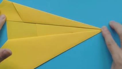 回旋飞机折法图解：一步步教你折出会回旋的纸飞机
