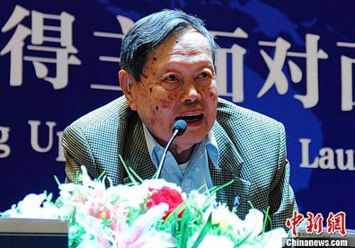 杨振宁介绍：从小学霸到诺贝尔物理学奖得主，他的科学成就影响深远